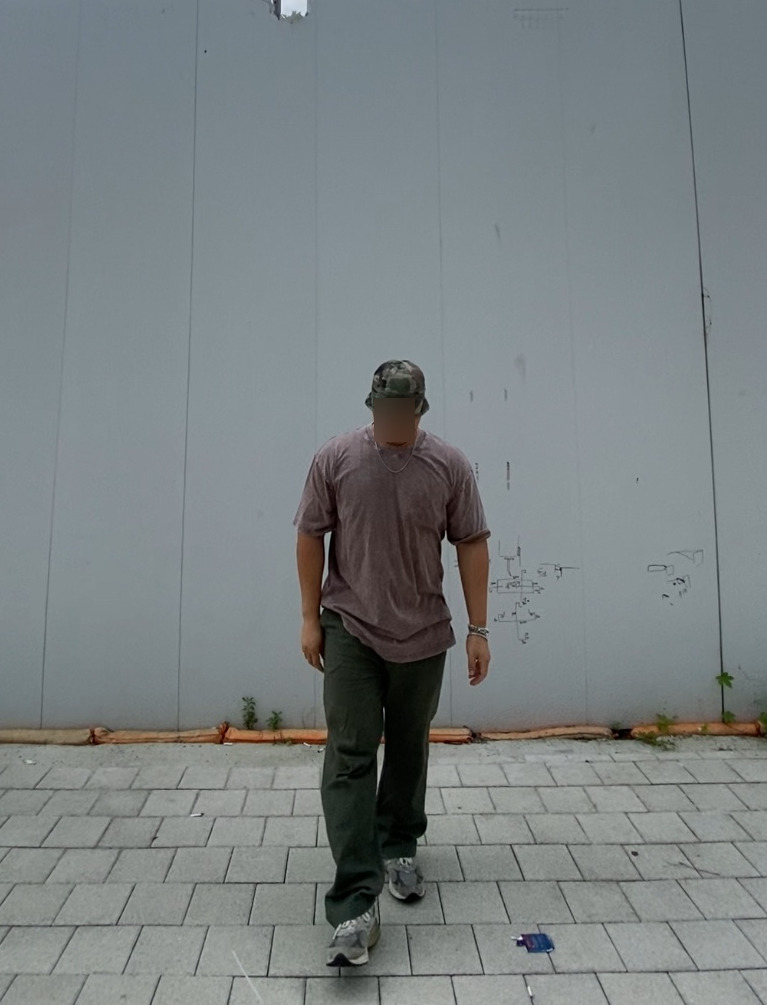 데일리룩('26. 8. 30.)엑스트라오디너리 카모 버킷햇 벙거지, 스탠다드에러 피그먼트 스톤워싱 티셔츠, 무신사스탠다드 퍼티그 팬츠, 뉴발란스 993 그레이, 섹스토, 케이엔드