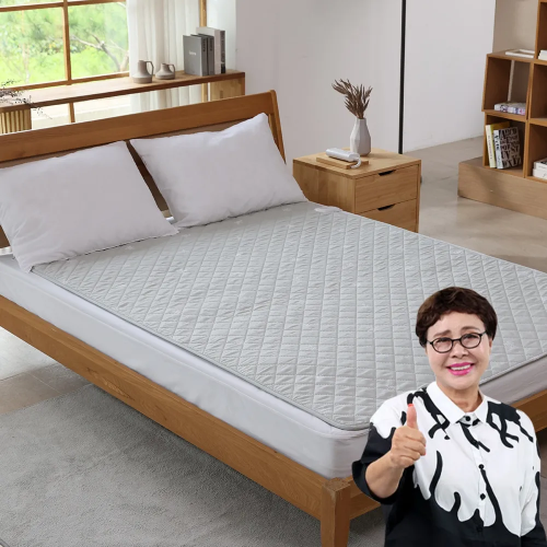 한솔 탄소 카본 안심 매트가 침대 위에 깔린 모습과 함께 김형자가 제품을 추천하는 모습