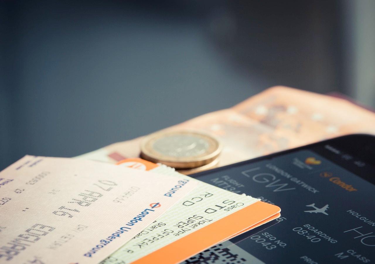 휴대폰-e티켓-비행기-종이티켓-지폐-동전