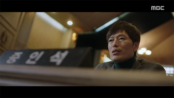 검법남녀 시즌2 3-4회 공식 대표 이미지: 법정 증인석에 앉아 있는 인물의 장면