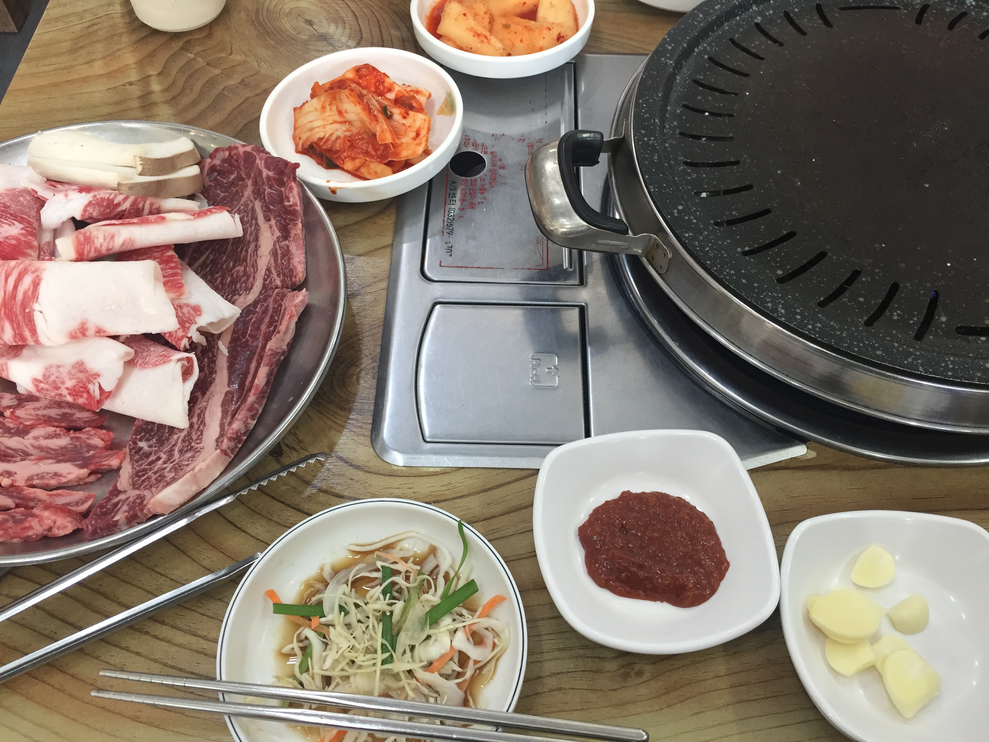 소고기와 채소가 놓인 구이 상차림 자료 사진