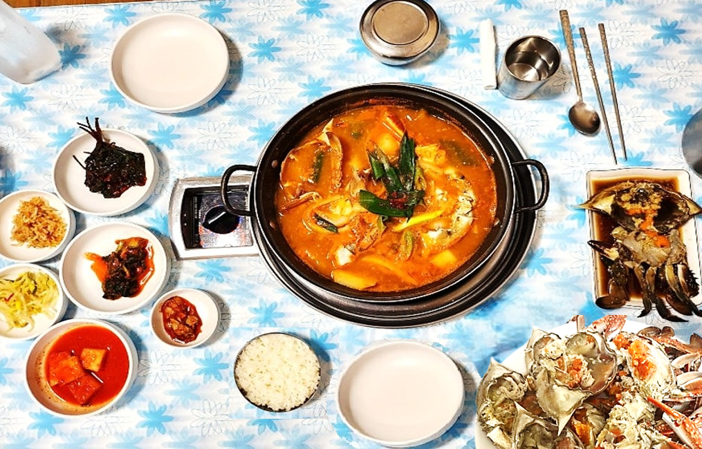 꽃게탕, 꽃게찜, 간장게장과 밑반찬이 테이블을 가득 채운 강화도 맛집 성안정의 꽃게 한 상 차림