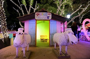 청도 프로방스 빛축제에서는 산타마을 빛축제도 함께 열립니다.