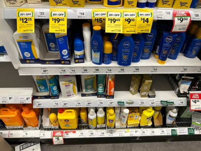 다양한 종류의 썬크림을 판매하는 가게의 사진