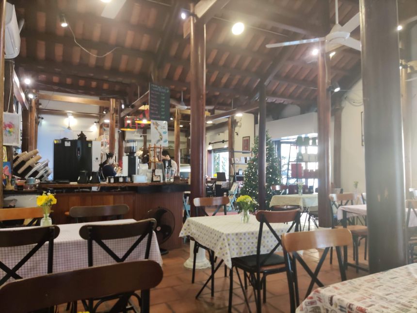 다낭 푸나 카페 나무 기둥 빈티지 실내