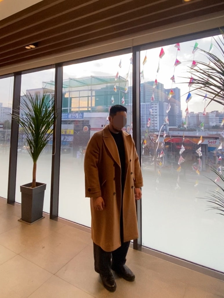 데일리룩('25.12.28.)그레이휴 코트 더블 브레스티드 카멜 롱코트, 무신사스탠다드 아란케이블 크루넥 니트, 무신사스탠다드 와이드 벌룬 팬츠, 폴로랄프로렌 탈란 레더 첼시부츠