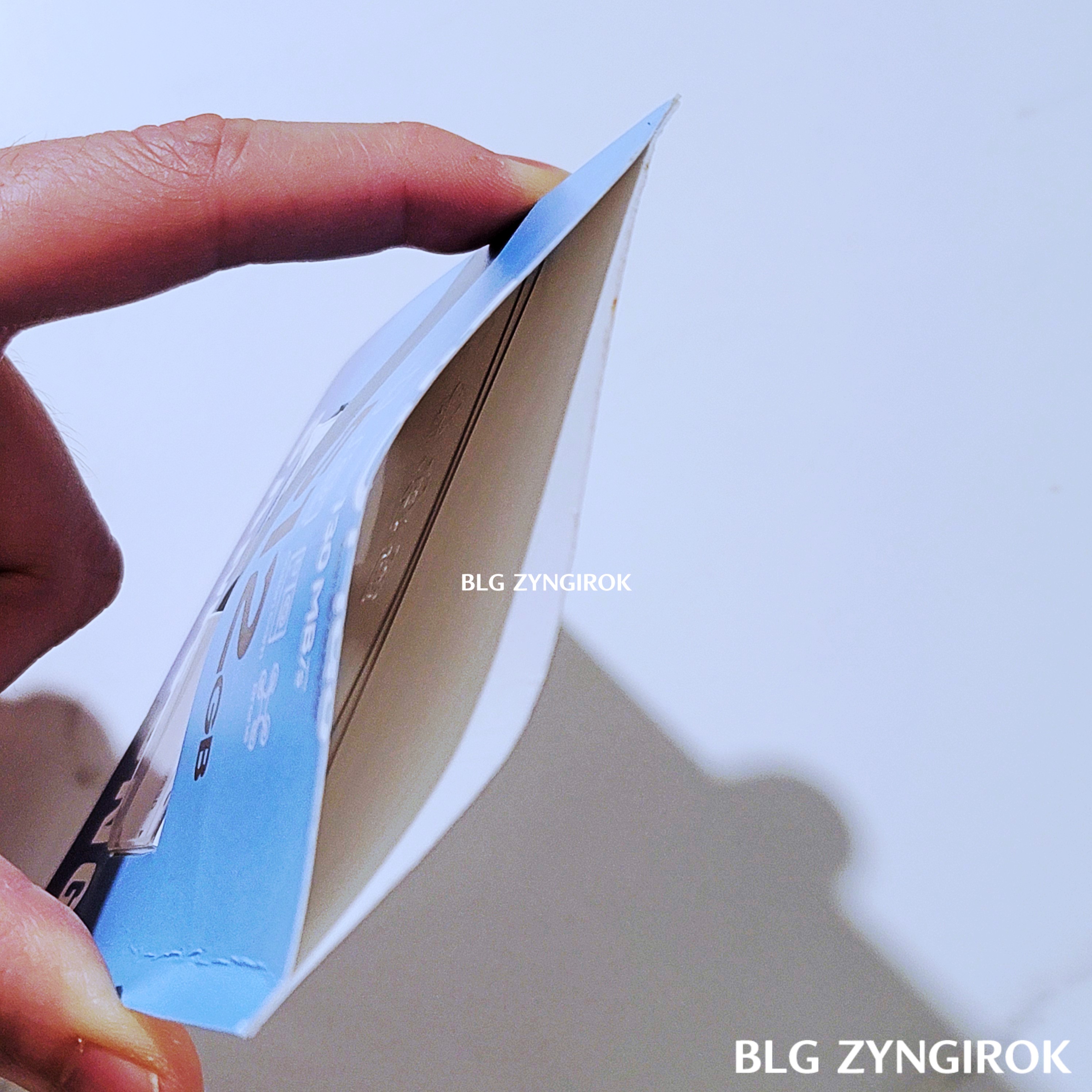 포장을 벌리니 내부에 카드가 들어있는 모습이 보인다.