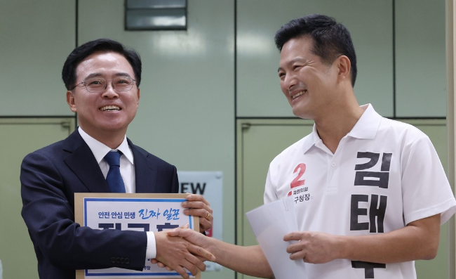 김태우후보와악수하고있는진교훈후보