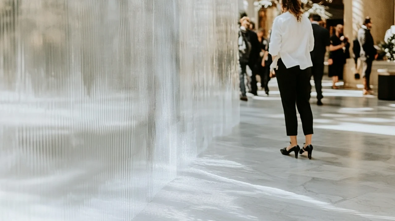 QYLD XYLD 수익전략을 위한 저변동성 누적 매수와 변동성 급등기의 적극 진입 신호 전환을 시각화한 플로우차트, 전략적 ETF 매매, 변동성 시나리오, 미국 주식시장 대응 방법 반영