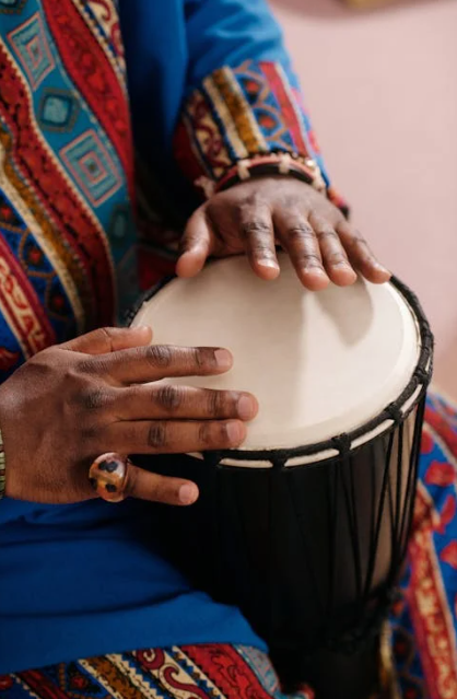 리듬을 타는 타악기 연주자 사진