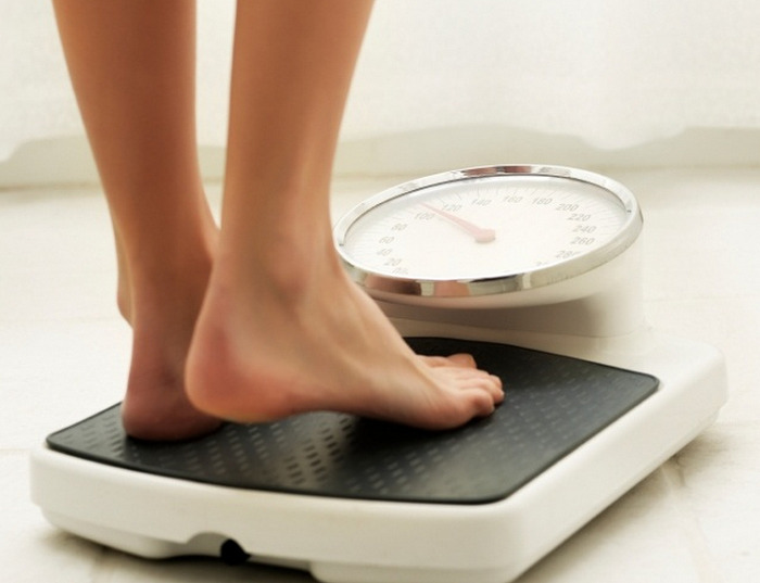 몸무게 측정중인 여자 발