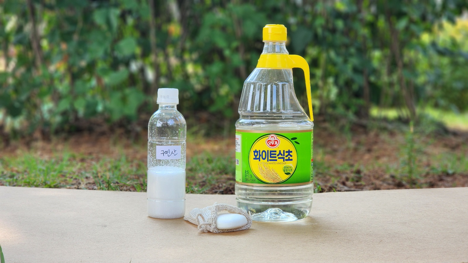 구연산과-거품망에-있는-샴푸비누와-식초가-있다