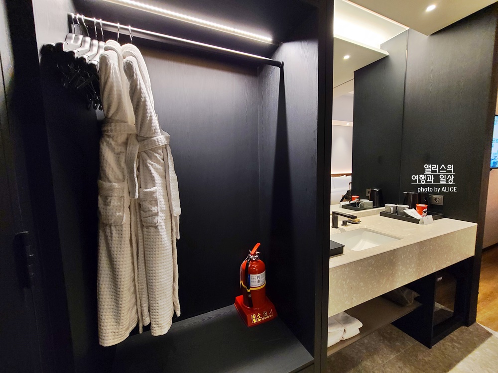 머큐어 앰배서더 서울 홍대 슈페리어 디럭스 킹베드 룸 꼼꼼 후기