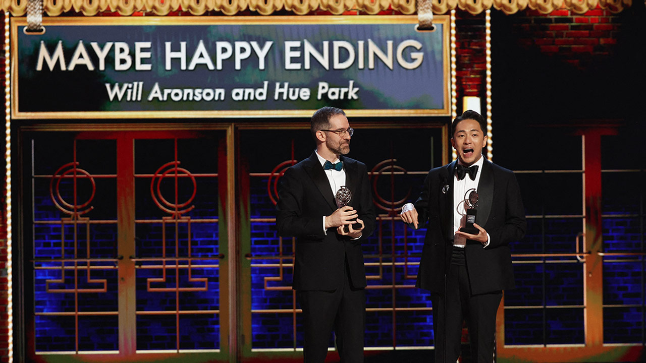 뮤지컬 최우수 극본상에 '어쩌면 해피엔딩'을 쓴 박천휴 작가와 윌 애러슨 작가