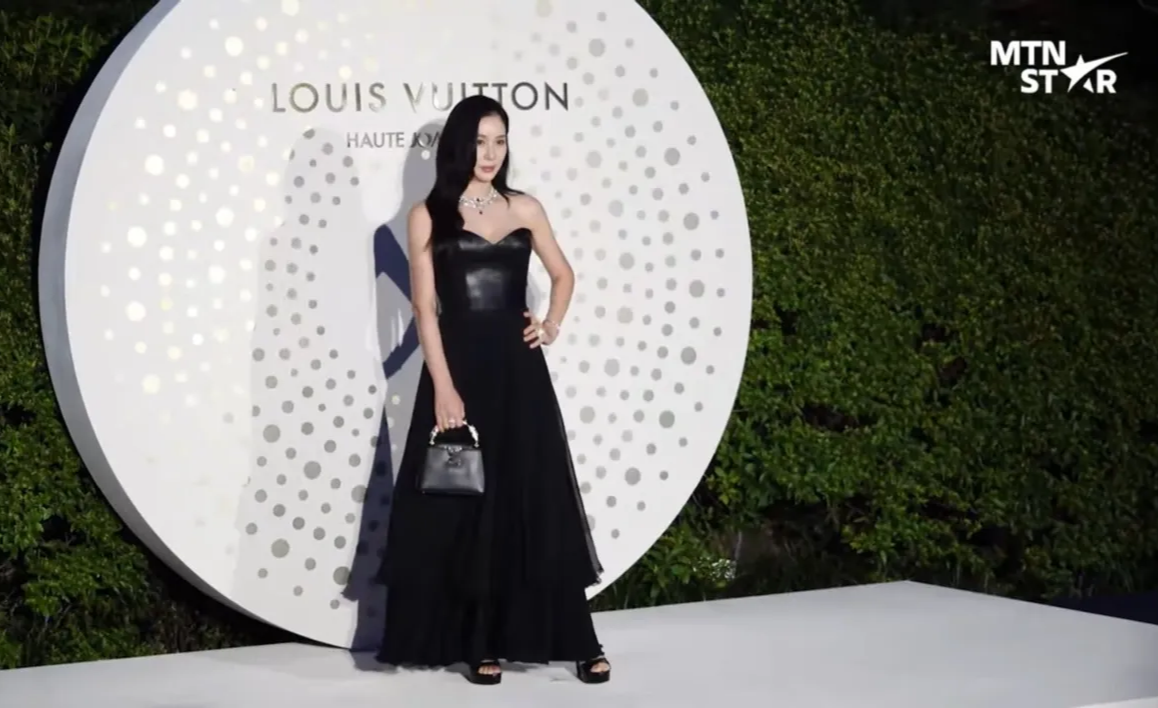 루이비통 하이 주얼리, 루이비통 버츄어시티 컬렉션, 신민아 화보, 신민아 루이비통, 고소영 패션, 고소영 동안 비결, 다이아몬드 반지 추천, 오프숄더 드레스 코디, 하이 주얼리 스타일링, 40대 여성 하이 주얼리, 명품 주얼리 브랜드, 셀럽 착용 주얼리, 공유 수트핏, 공유 공식석상 패션, 명품 수트 코디법, 신민아 공유 루이비통, 공유 신민아 투샷, 루이비통 커플 화보, 남녀 하이 주얼리 스타일링