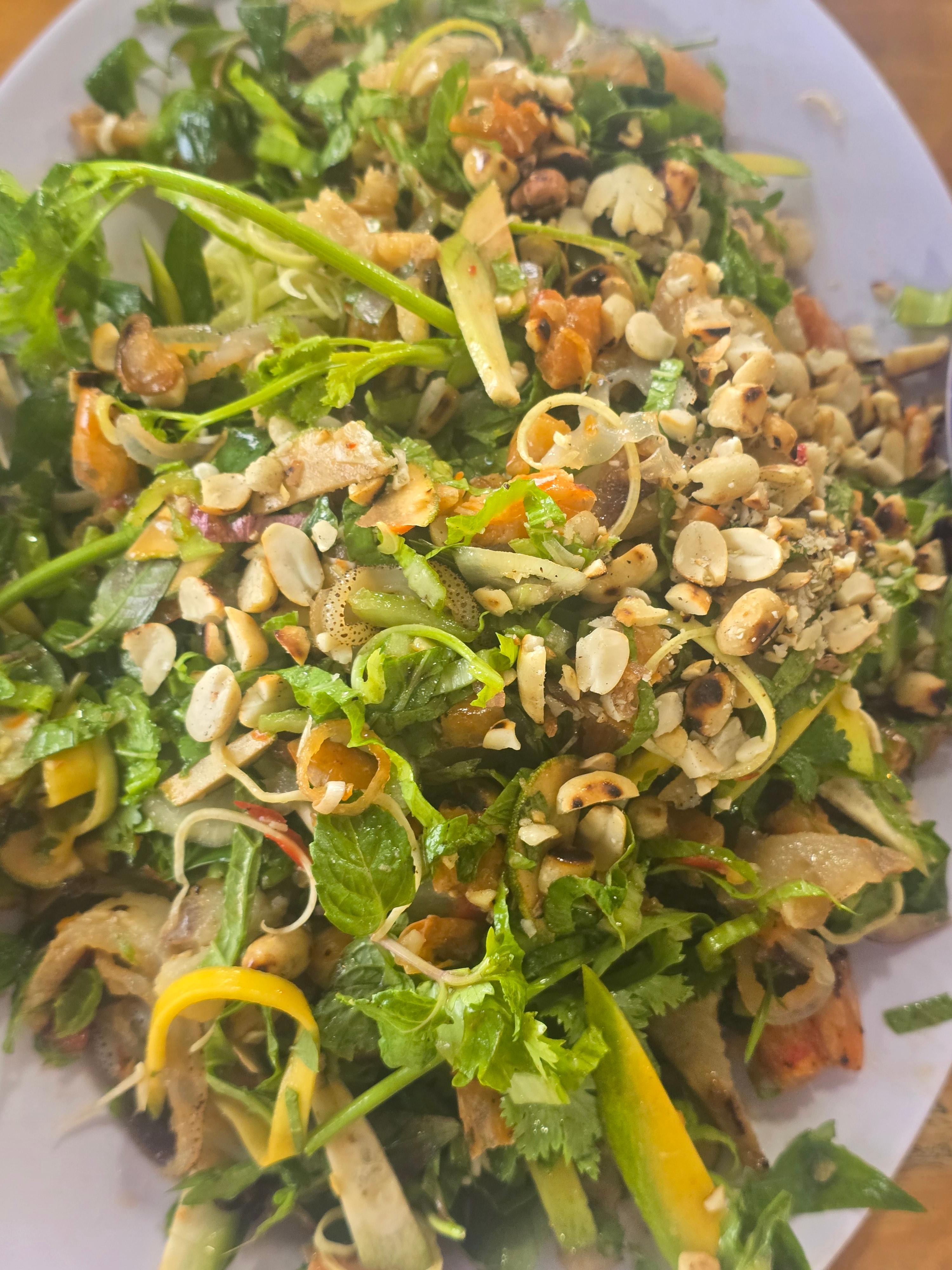 베트남 로컬 음식 고이 땅콩과 허브가 올려진 야채무침