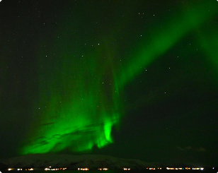 태양풍으로 인해 지구 상공에 오로라현상이 만들어지는 장면