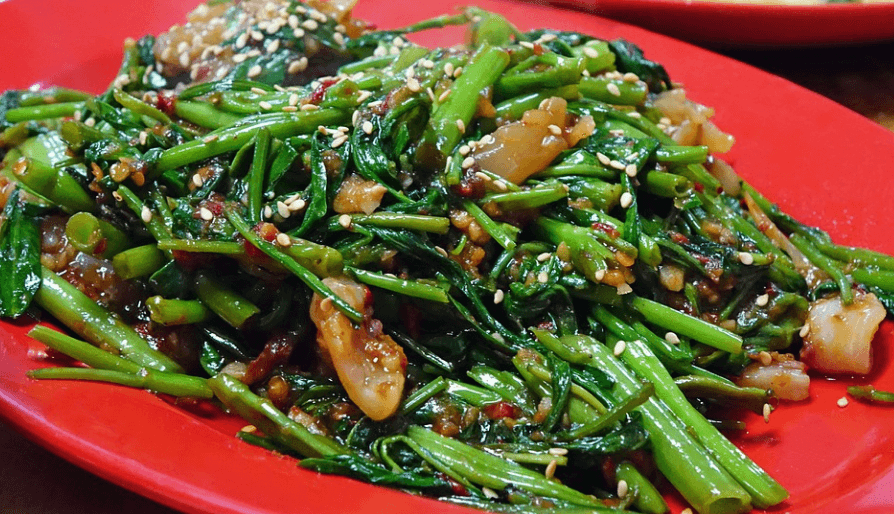 시금치 무침이 접시에 담겨 있다