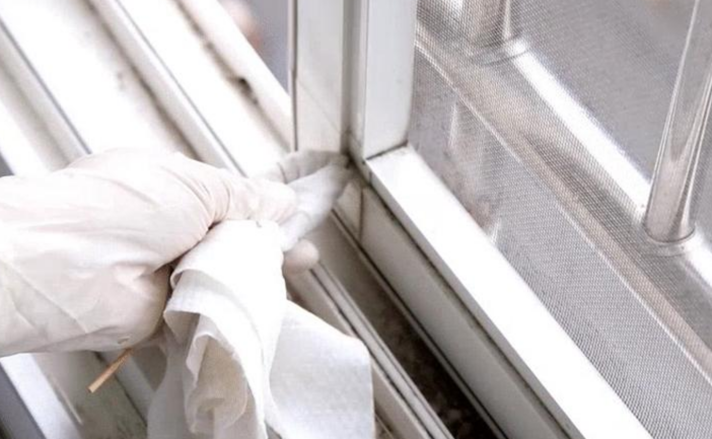 방문 틈 먼지 청소하는 방법에 대해 알아보자