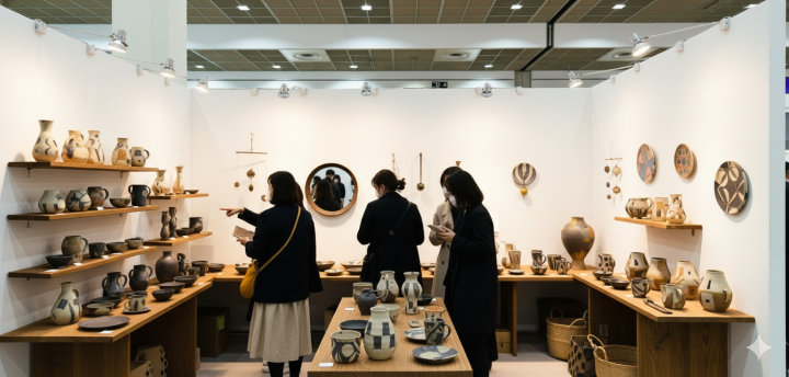 개성 있는 수공예 도자기와 오브제들이 진열된 부스