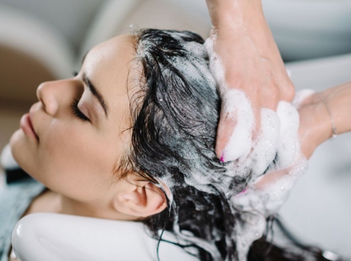 잦은 샴푸가 탈모를 부를까? 머리 감는 횟수와 탈모의 진실! 관련 사진
