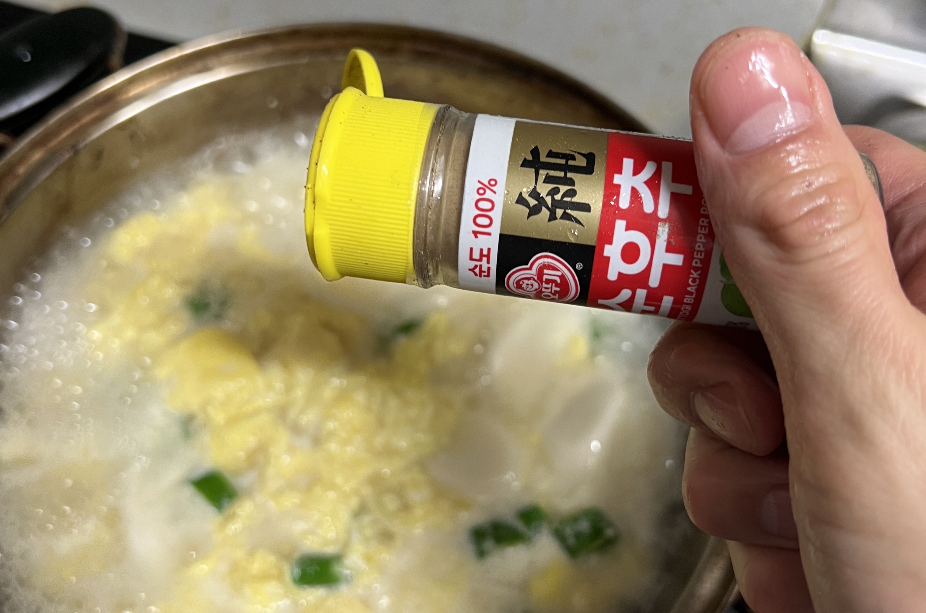 풀어 놓은 계란과 청양고추 , 후추 뿌리기