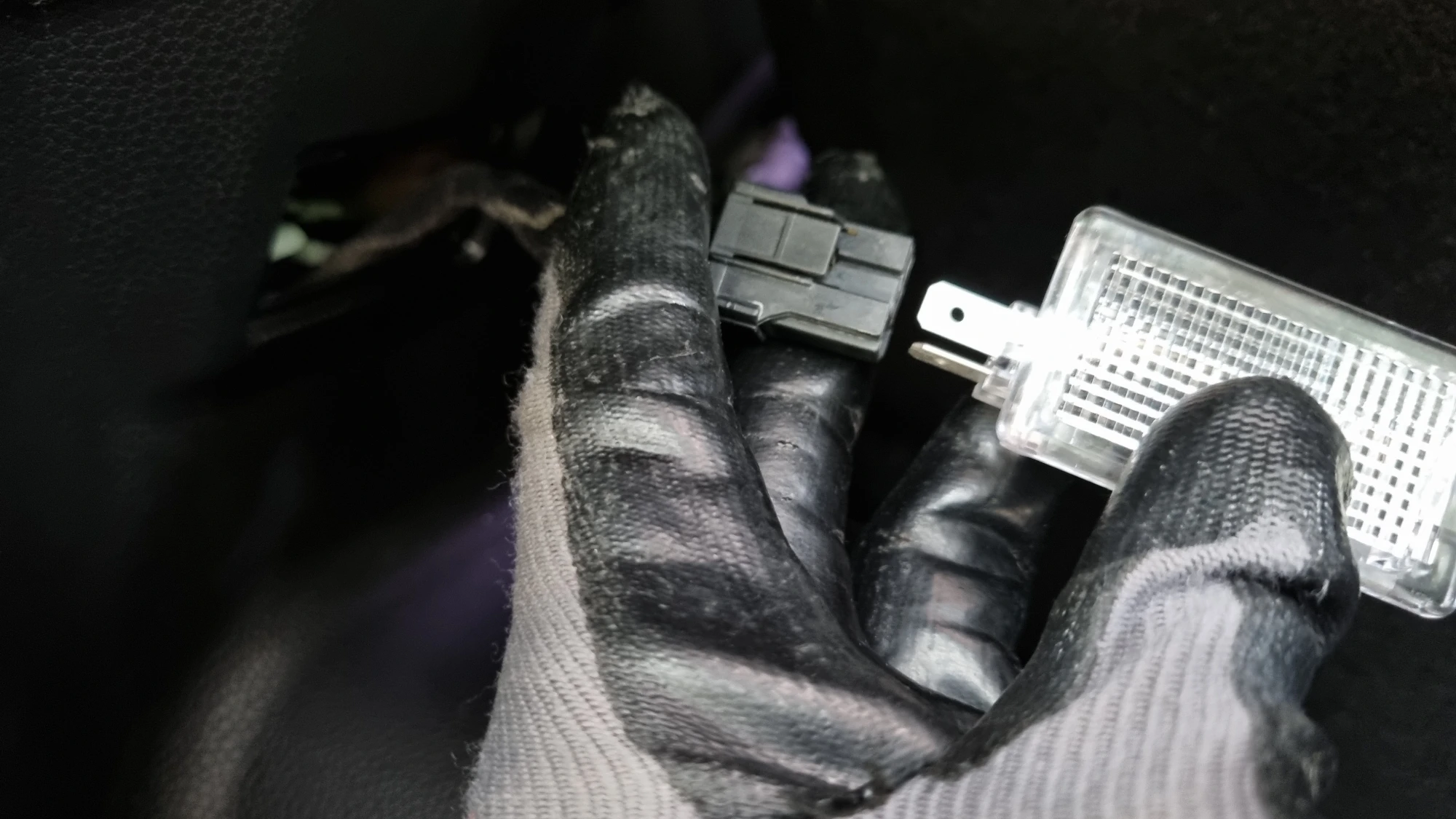 트렁크 조명 전구 뺀 모습