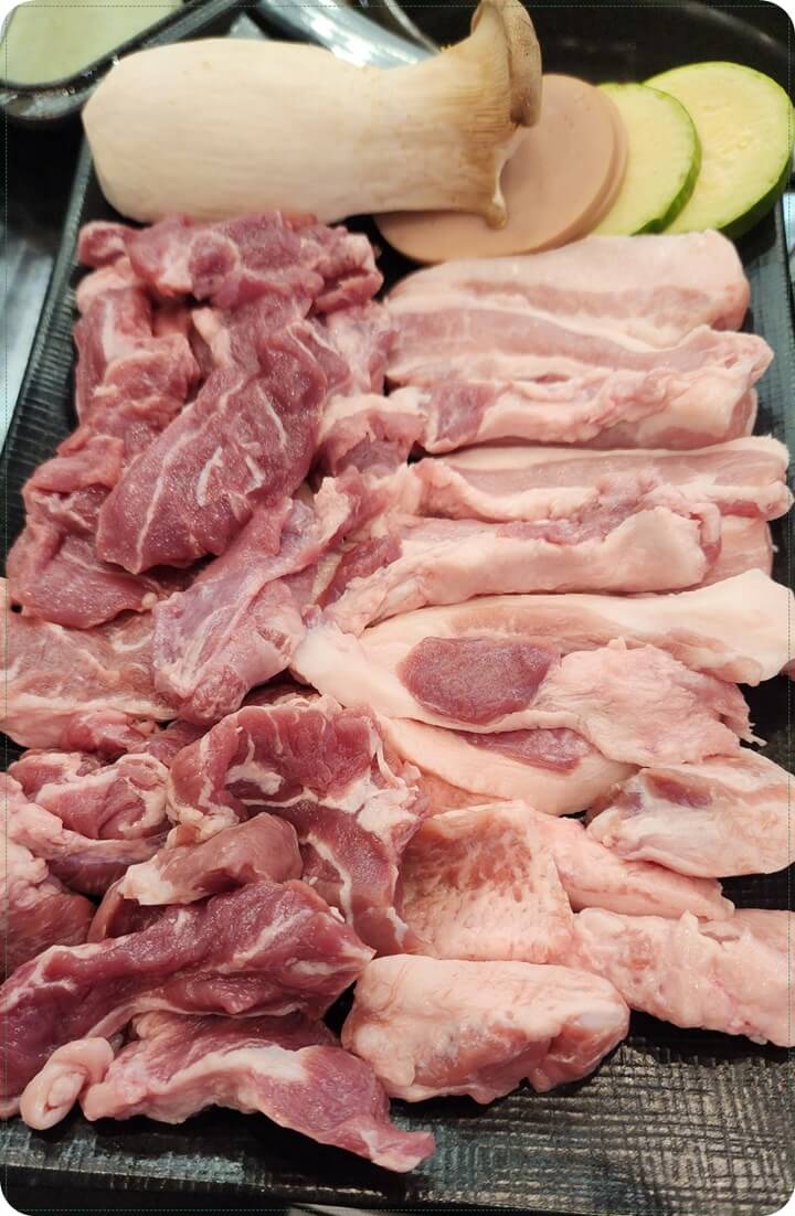 뒷고기 생고기와 버섯, 호박이 있는 한판