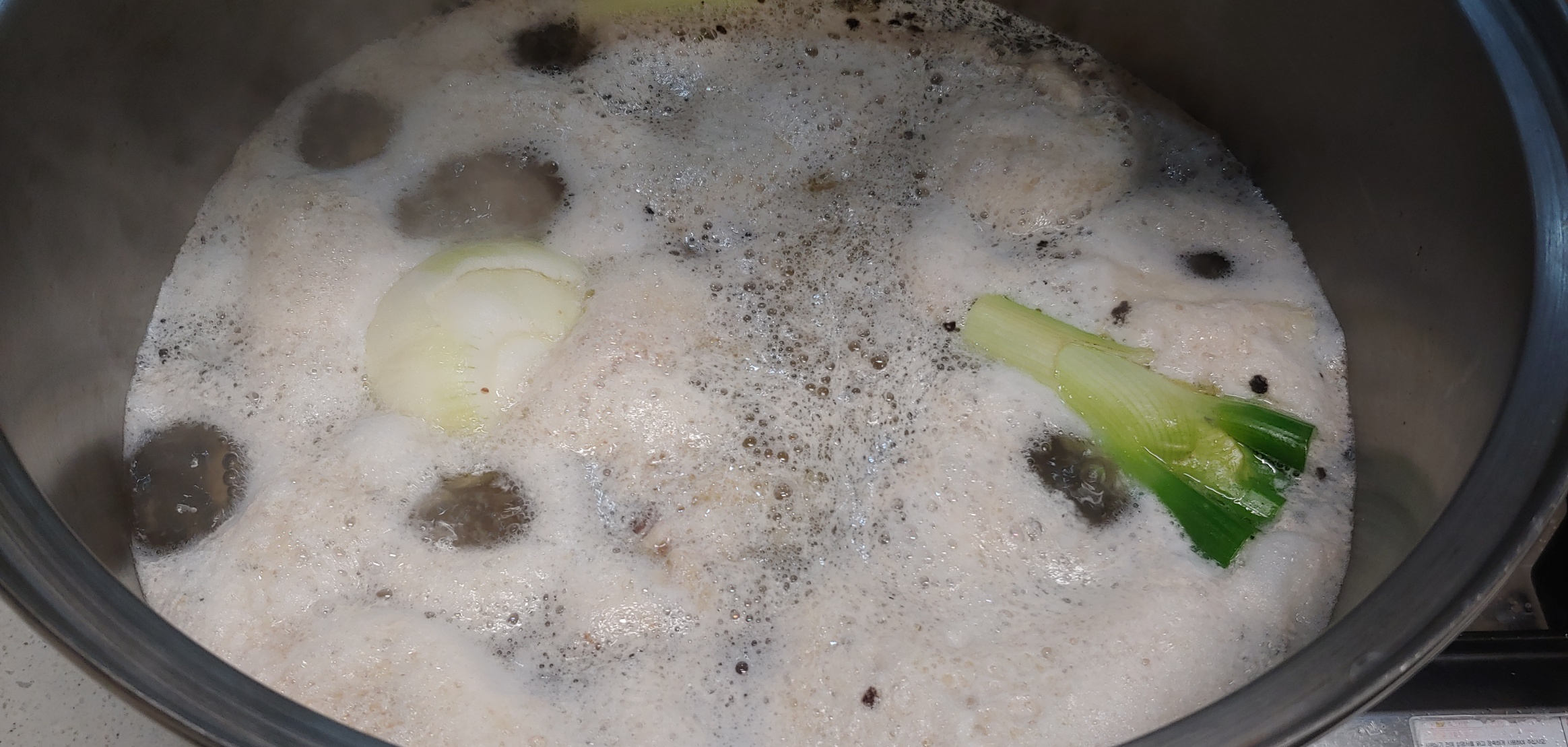 물이 끓어오르면 이처럼 불순물이 포함된 거품들이 올라옵니다. 모두 국자로 걷어주세요.