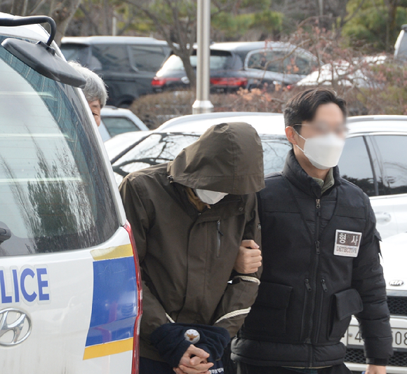 지난 15일 충북 청주에서 60대 노래방 업주를 살해한 혐의(강도살인)로 붙잡힌 50대 남성이 영장실질심사를 받기 위해 18일 청주지법으로 들어가고 있다. [사진=뉴시스]
