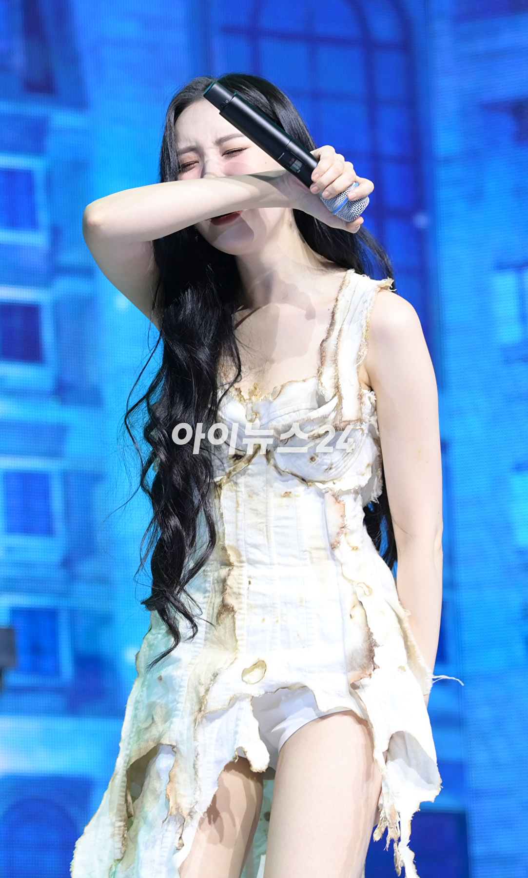 가수 선미가 17일 오후 서울 용산구 한남동 블루스퀘어에서 열린 새 싱글 앨범 '스트레인저(STRANGER)' 발매 기념 쇼케이스에서 '스트레인저' 무대를 선보이고 있다. [사진=정소희 기자]