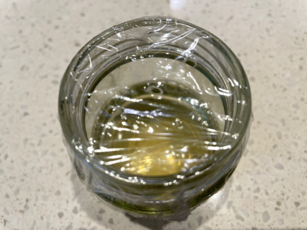 초파리 트랩 만들기 - 유리병이나 종이컵에 랩을 씌우고, 이쑤시개로 작은 구멍 몇 개 뚫어놓기