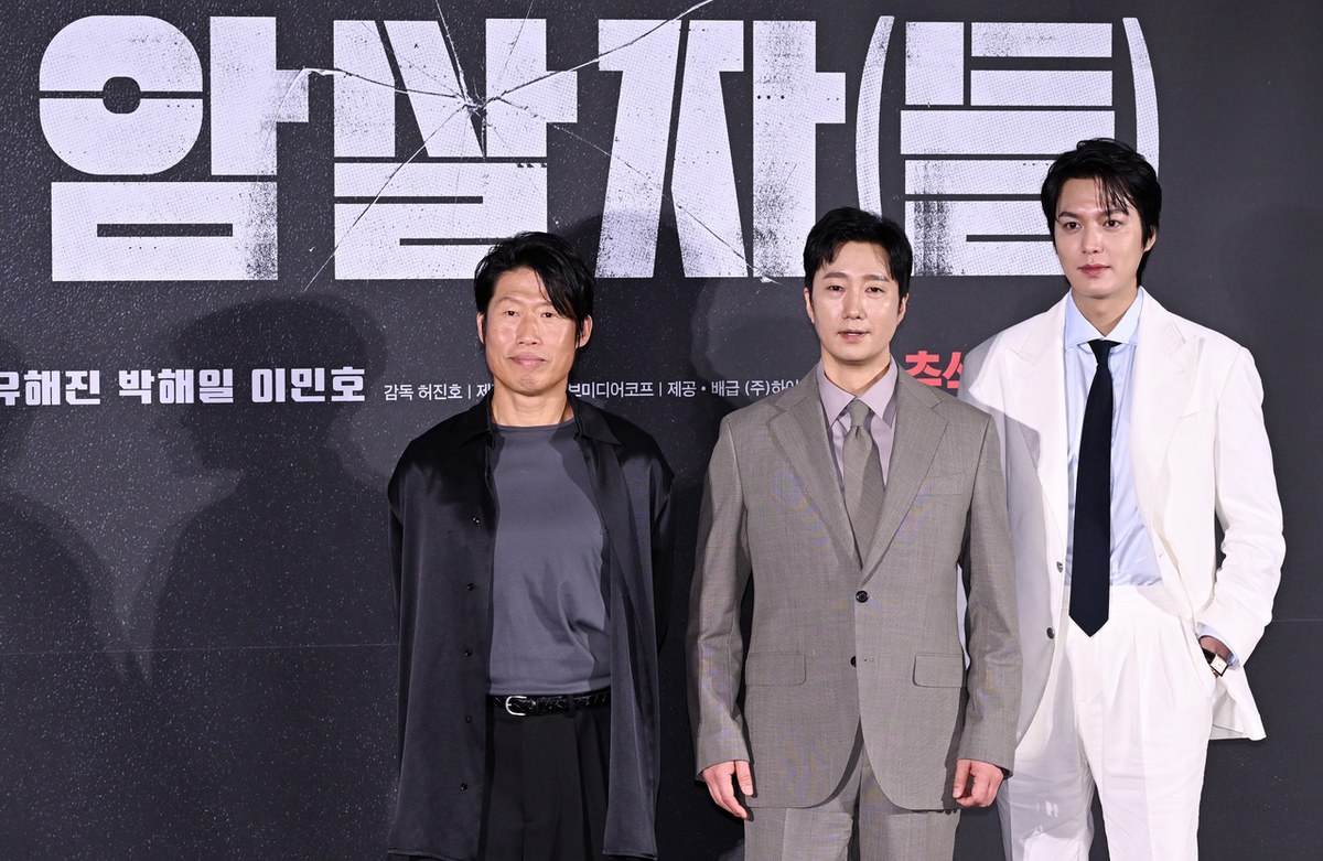 영화를 연출한 허진호 감독의 모습