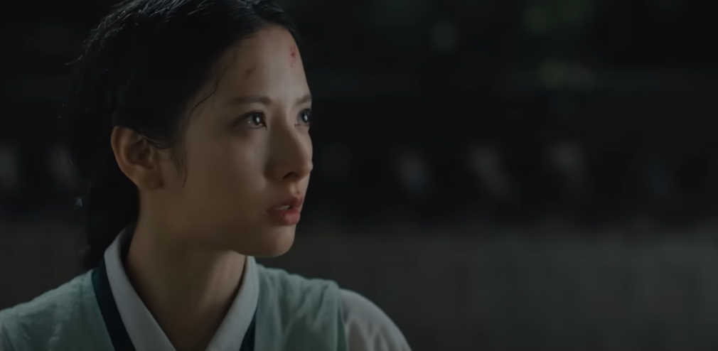 김지연이 무섭게 무언가를 노려보고 있다.