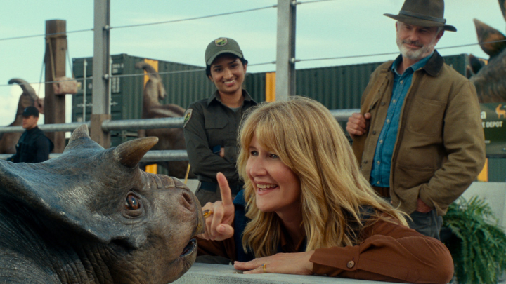 아기공룡을바라보는한여성