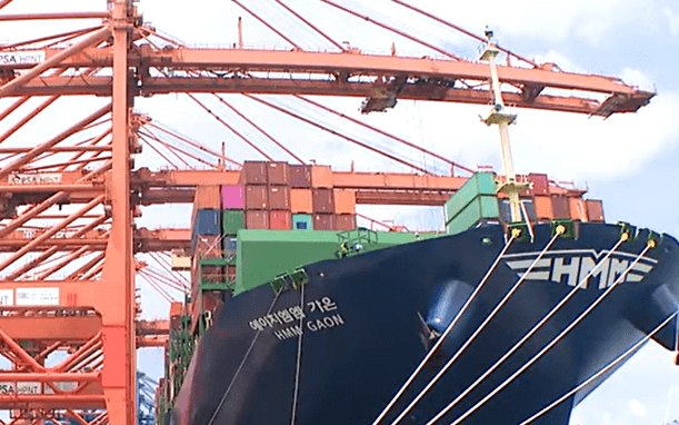 선박에서 컨테이너를 싣거나 내리는 장면