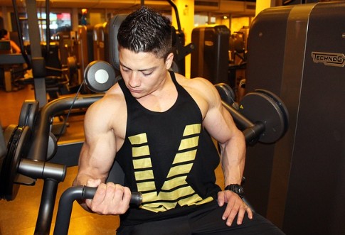 운동선수 웨이트하는 사진