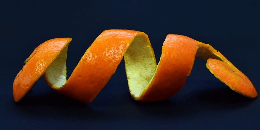 귤껍질 활용법을 활용 하기 위해 귤껍질을 벗겨 놓았다