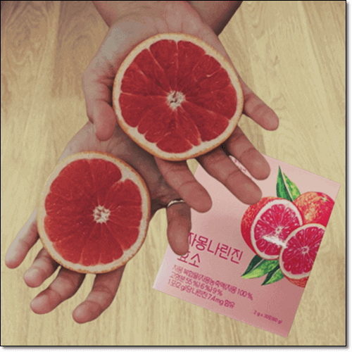 자몽 들고 있는 여성과 자몽 나린진 효소