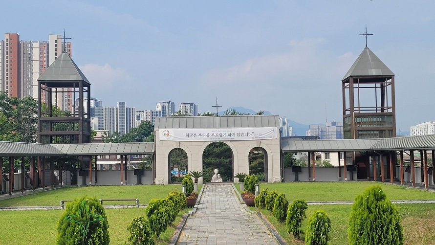 죽림동 주교좌성당 마당, 회랑, 부활탑, 승천탑, 성삼문 사진