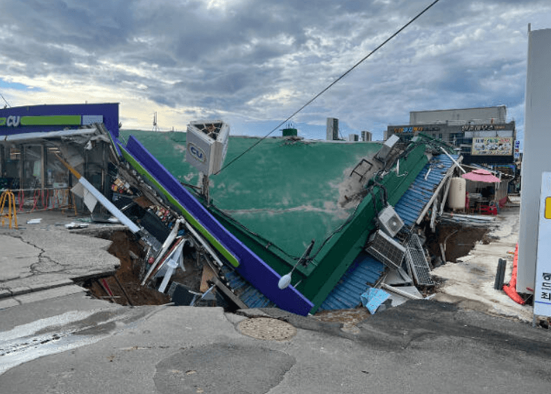 싱크홀 발생으로 편의점 일부 붕괴 출처 양양소방서 제공