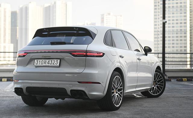 포르쉐 카이엔 E-하이브리드 플래티넘 에디션