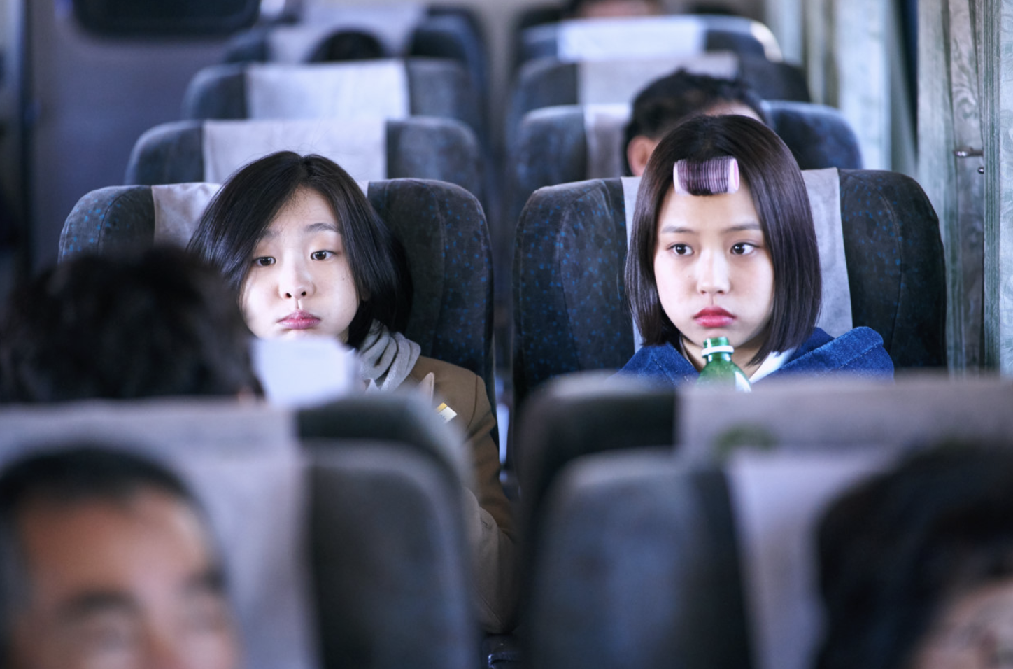 오디션에 참가하기 위해 기차를 탄 자윤과 명희