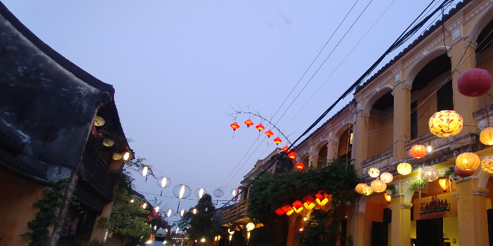 베트남 다낭 호이안 야시장 등불 많아지는사람들 이국적인모습의건물