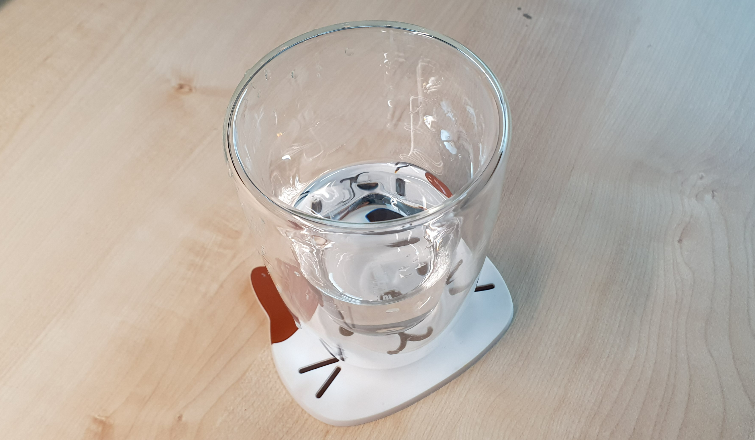 컵받침에-컵-올려둔-모습