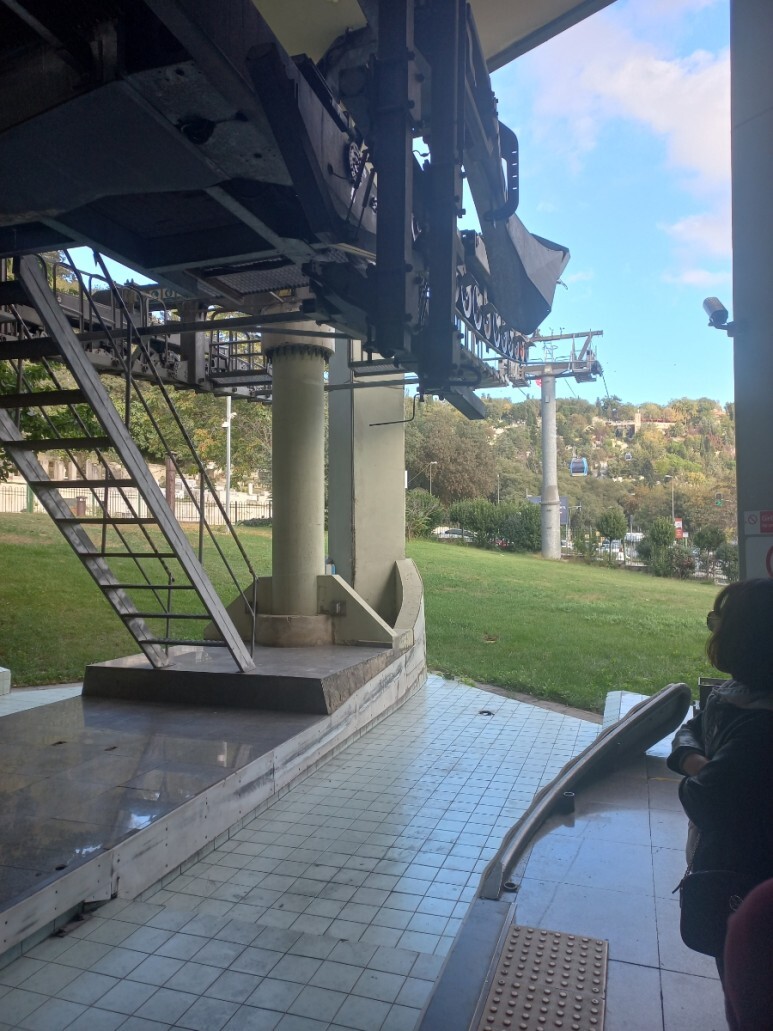 피에르로티 언덕을 오르고 내리는 케이블카