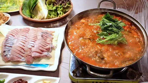 갓 잡아 신선한 산천어 요리 한 상 산천어회, 산천어반건조, 산천어매운탕, 산천어구이 강원 화천 맛집