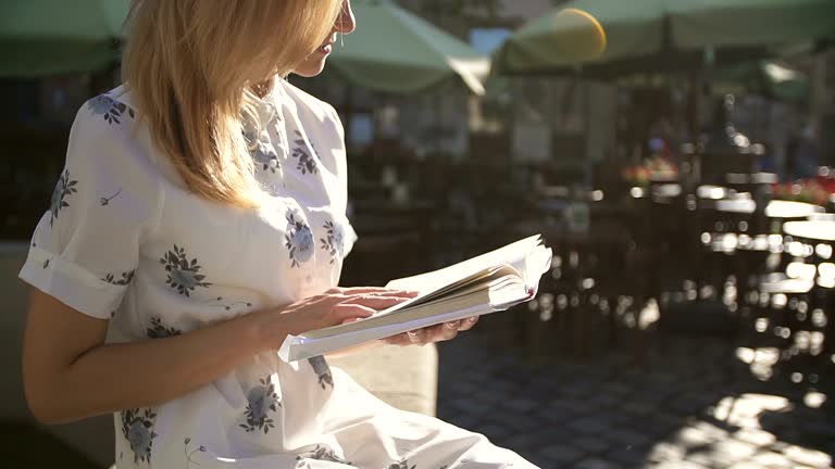 도심 속 카페에서 혼자 책 읽는 장면