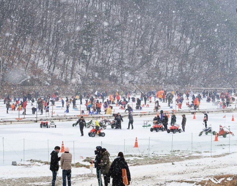 안성 두메호수 빙어축제&amp;#44; 입장료 및 놀이시설&amp;#44; 겨울철 빙상 위에서 빙어낚시 등 겨울 레포츠를 경험할 수 있는 축제가 열린다고 합니다. 