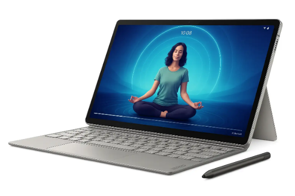 레노버 요가 탭 플러스 AI의 선명한 3K PureSight Pro 디스플레이에서 명상 가이드 영상이 재생되는 모습